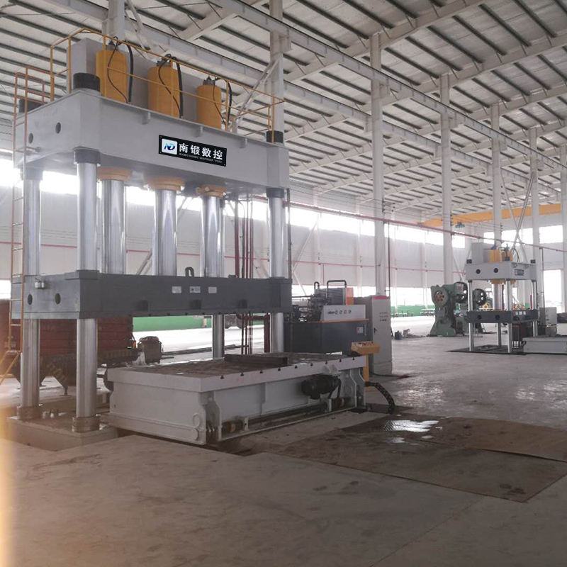 800噸三缸三梁四柱壓力機(jī)帶移動(dòng)工作臺(tái)液壓機(jī)壓汽車配件油壓機(jī)