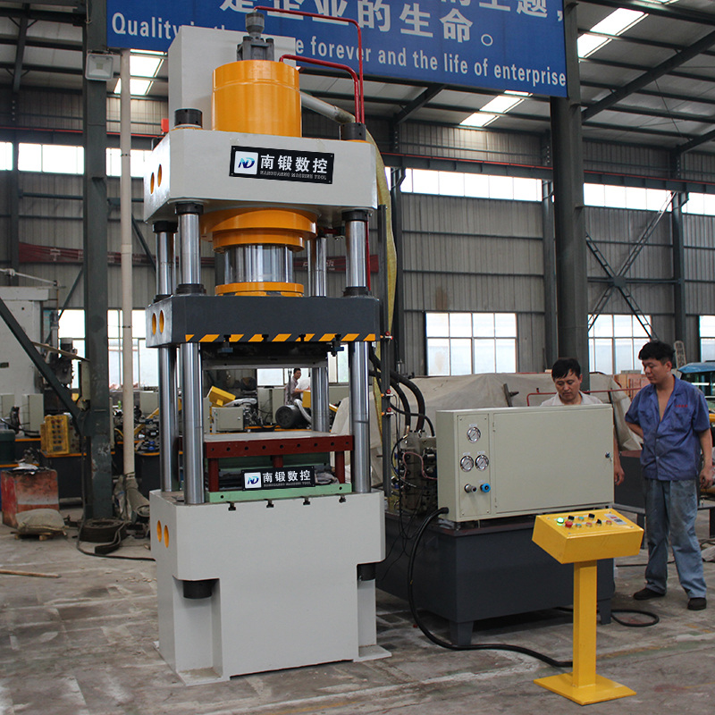 滕州廠家200噸碳化硅坩堝成型液壓機(jī)200t石英石匣缽石墨坩堝成型四柱油壓機(jī)