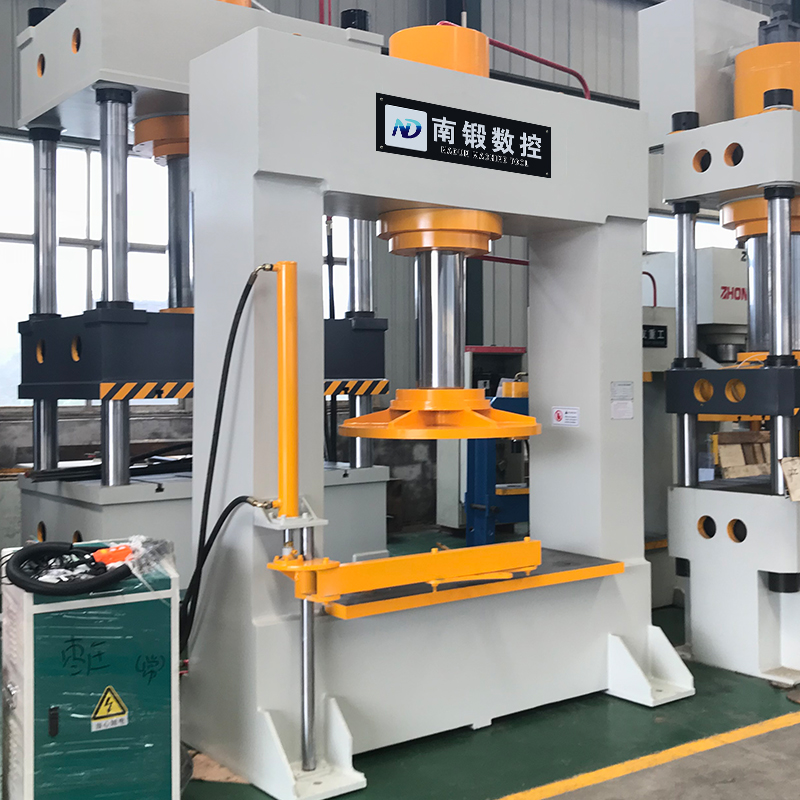 300t工程車輪胎壓裝油壓機(jī)，300噸壓胎機(jī)帶移動工作臺