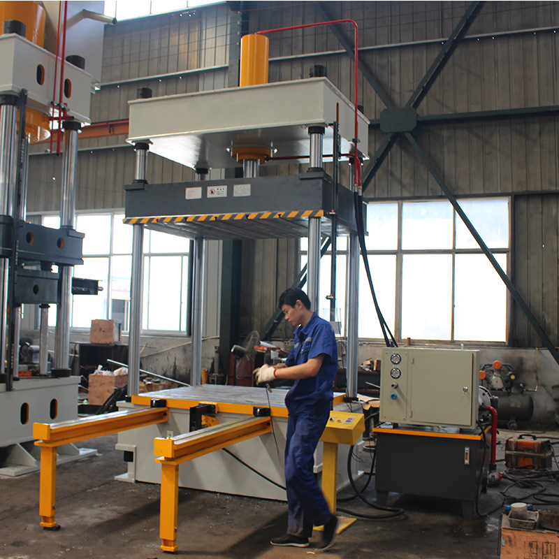 100噸四柱液壓機定子轉(zhuǎn)子壓裝成型油壓機四柱壓力機